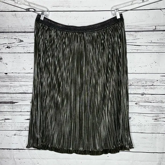 Skies are Blue 2X Green - Metallic Silver High Low Hem Pull On Pleated Skirt - Image 1