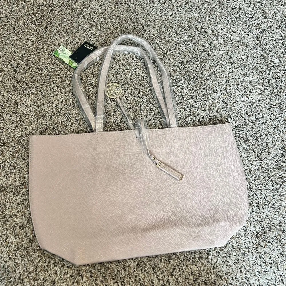 Badgley Mischka Large Taupe Leather Tote Bag with Chain Detail and Gold Hardware - Image 5