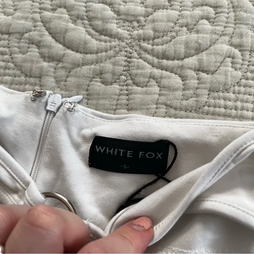 White fox boutique white cut out flare pants size small - Image 3