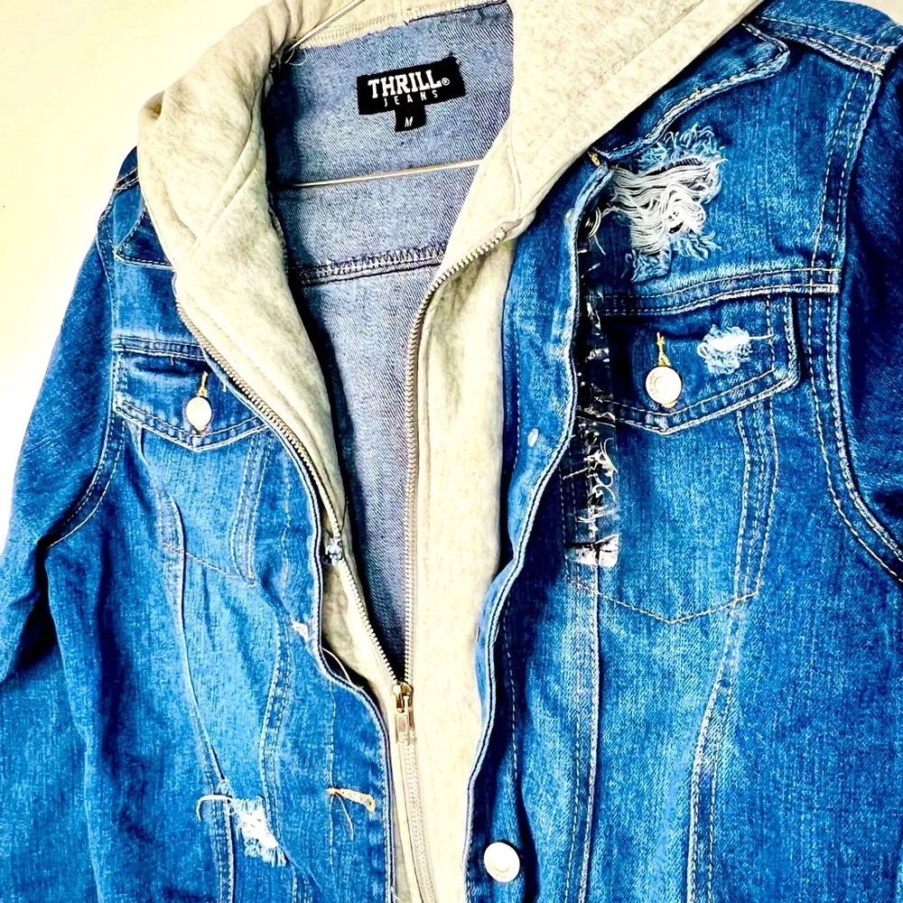 Thrill Jeans Chic Distressed Contrast Hooded Denim Jacket Pockets Size Medium - Image 4