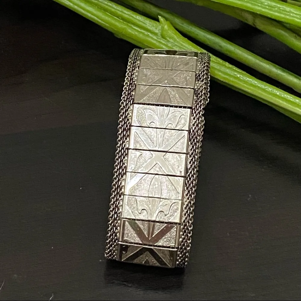 Vintage Unsigned Fleur de Lis Etched Silver Tone Mesh Bracelet - Image 3