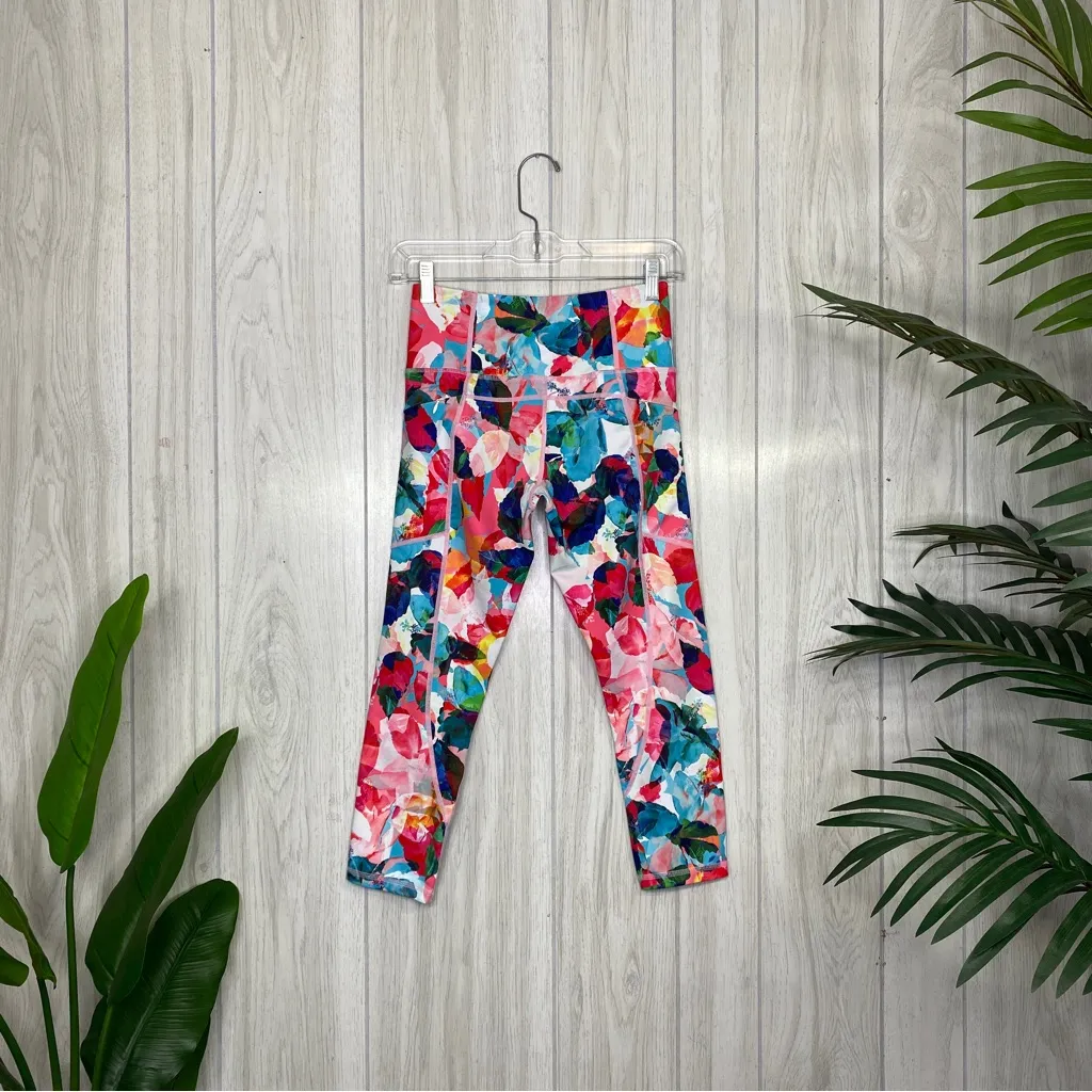 ZYIA Active Floral Zipper Pocket Light n Tight High Rise 20” Crop Legging size 4 - Image 2