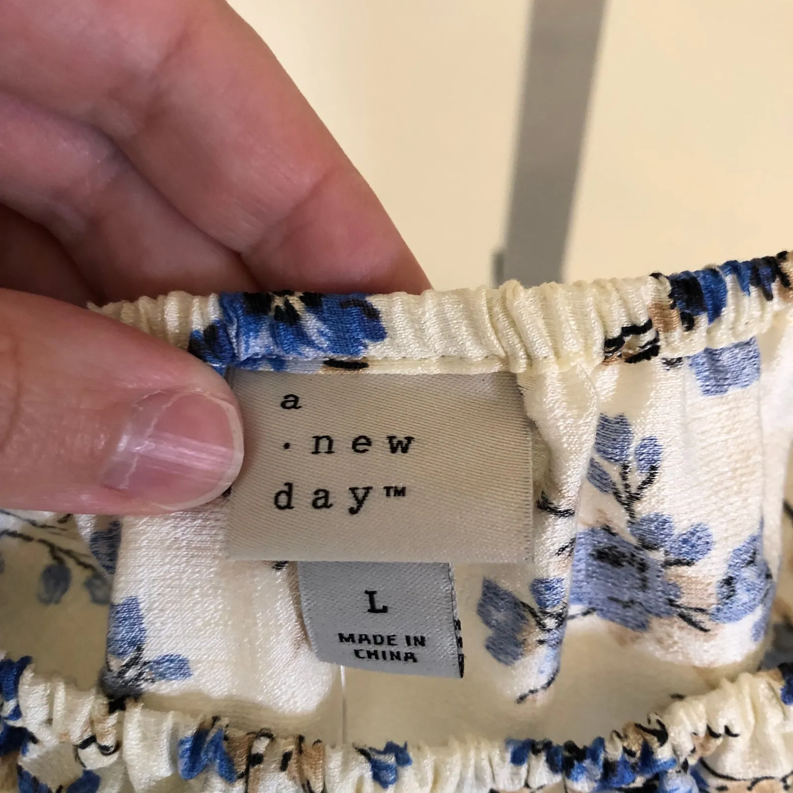 A New Day NWT Women's Cream Blue Floral Flutter Sleeve Blouse Size L - Image 2