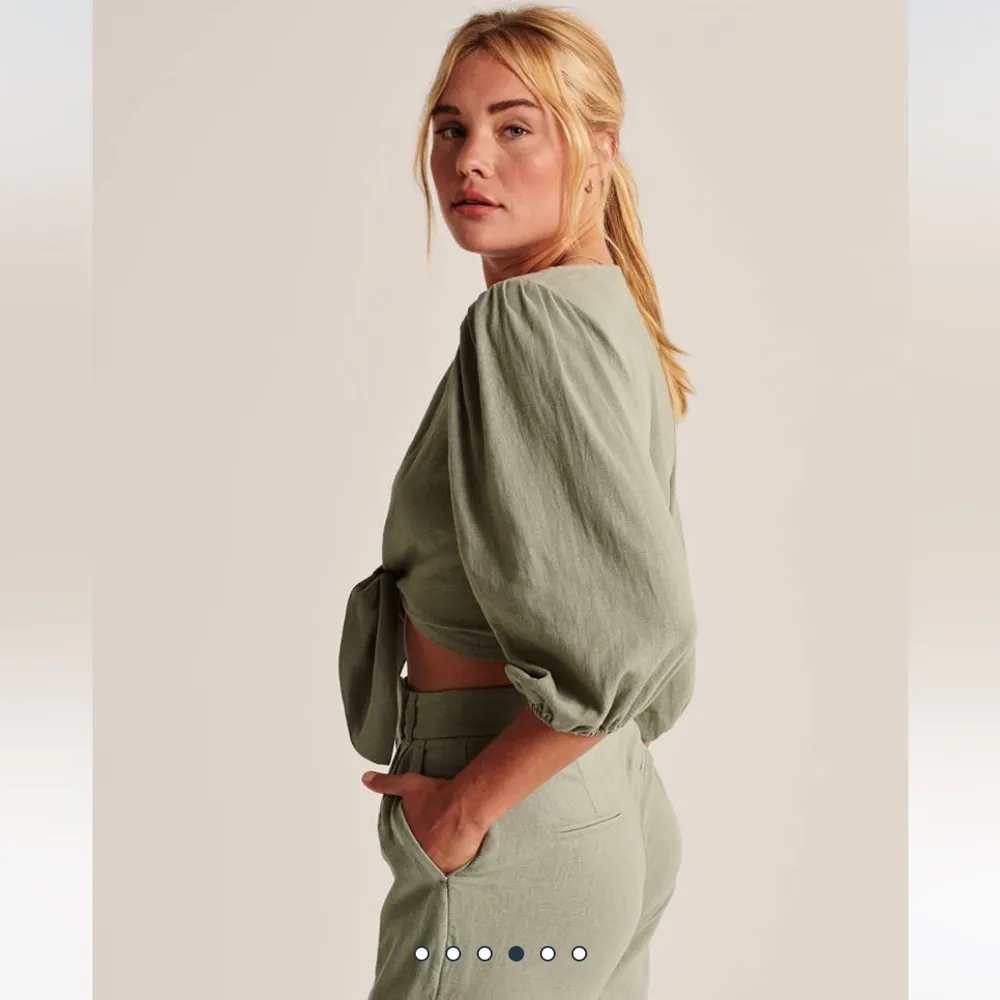 NWT Abercrombie & Fitch Sage Green Tie Front Puff Sleeve Crop Top sz Small - Image 4