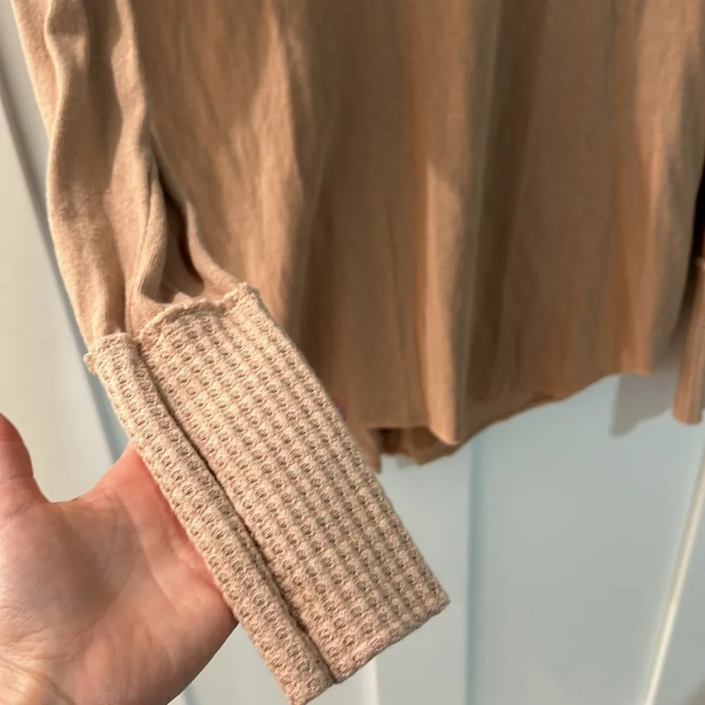 Urban Daizy Women's M Long Sleeve Henley Taupe Tan Neutral Boho Cotton Pullover - Image 2