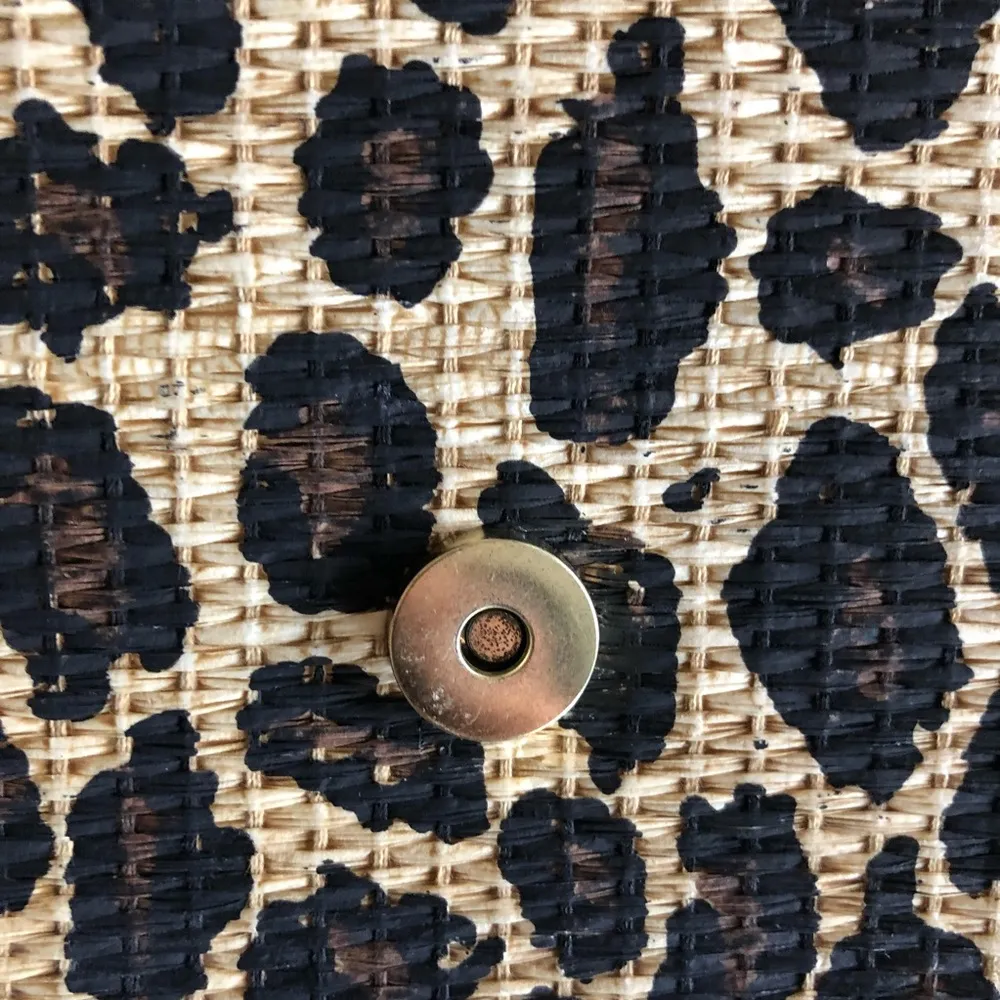 H&M Woven Straw Leopard Print Clutch - Image 7