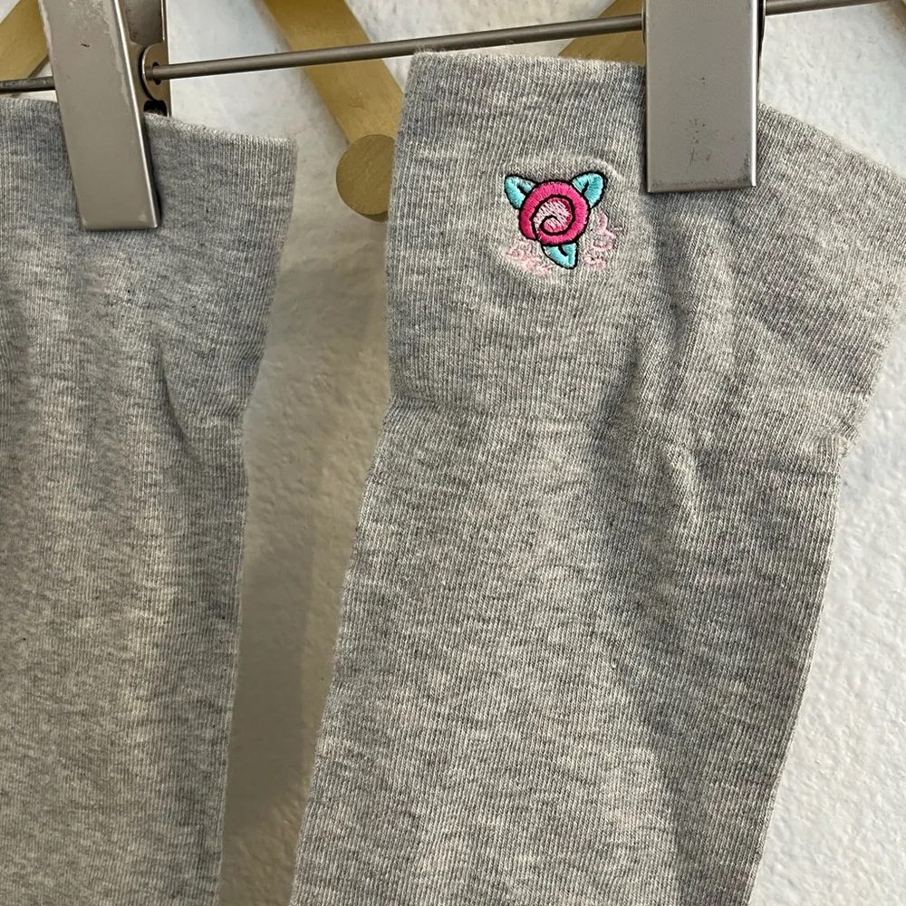 Betsey Johnson Knee High Socks Heather grey Rosette NWOT - Image 3
