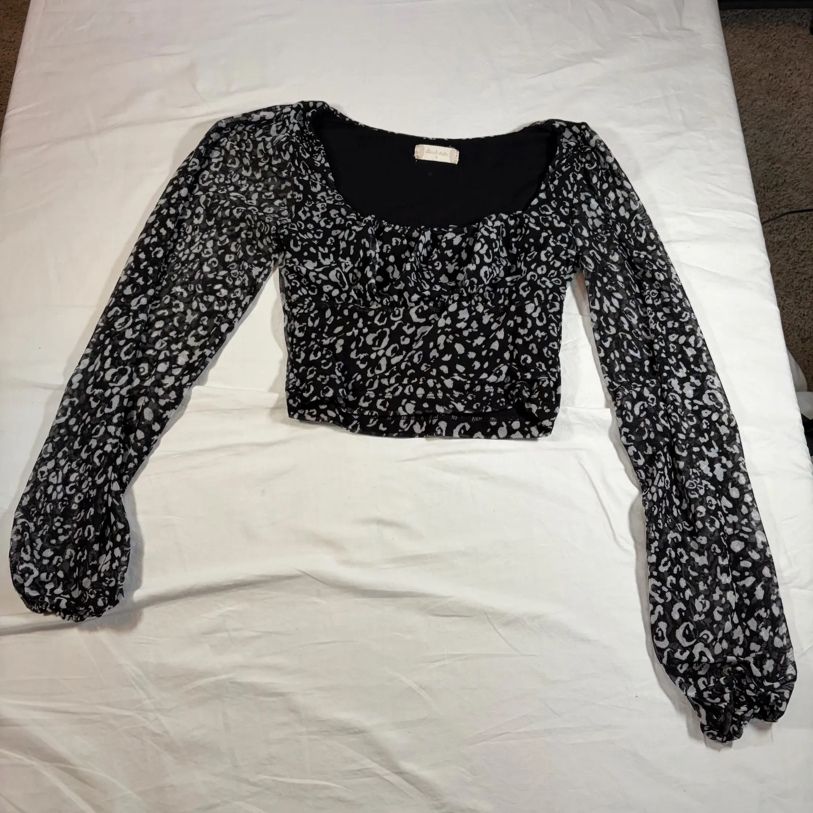 altar'd state womens black white animal print long sleeve crop top. Size S - Image 7
