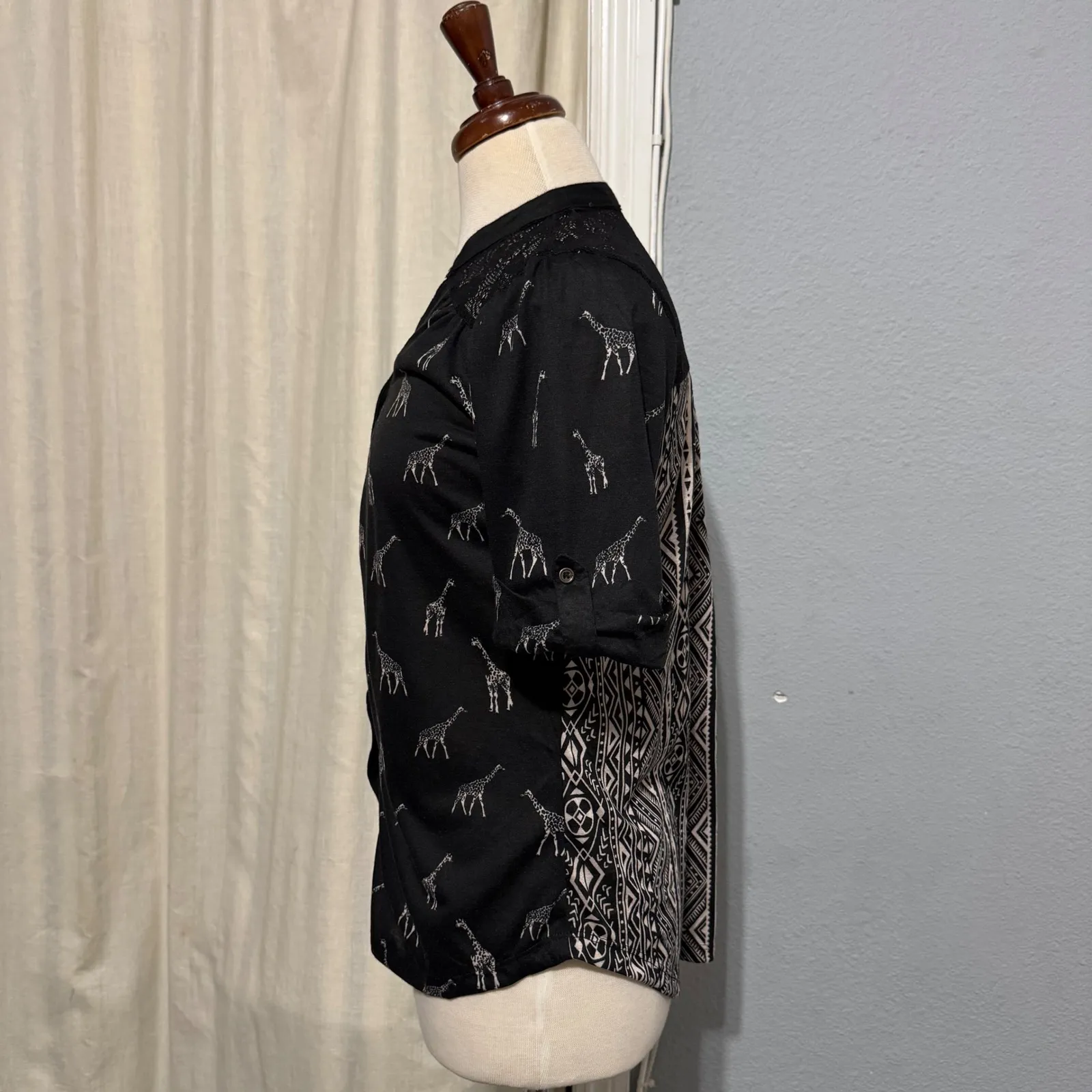 New French Laundry Black Giraffe Print Lace Detail Button Up Shirt Women Medium - Image 4