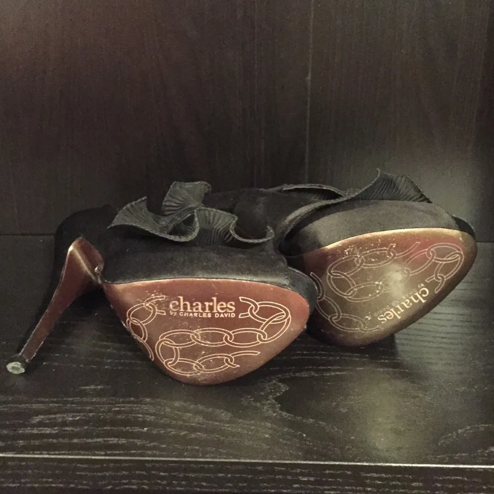 Charles David Ruffle Satin Black Heel - Image 4