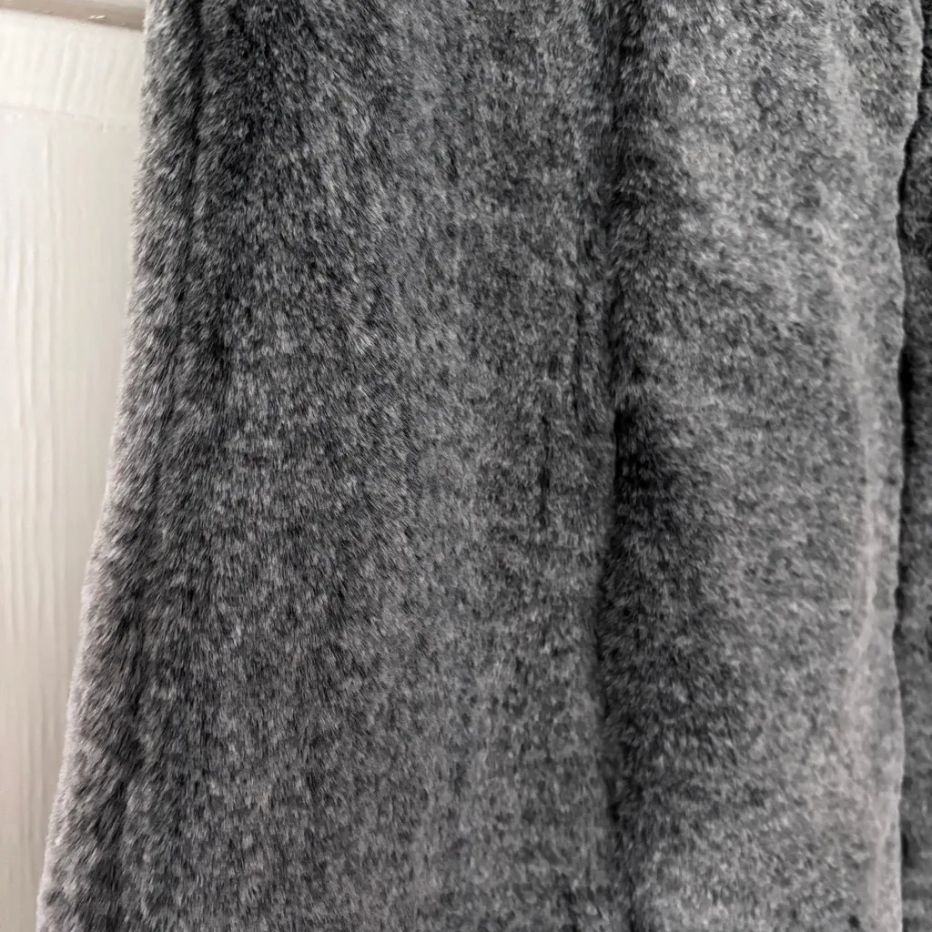 Yarra Trail Women Size 14 Faux Fur Vest Gray Super Soft Plush Outerwear Gorpcore - Image 8