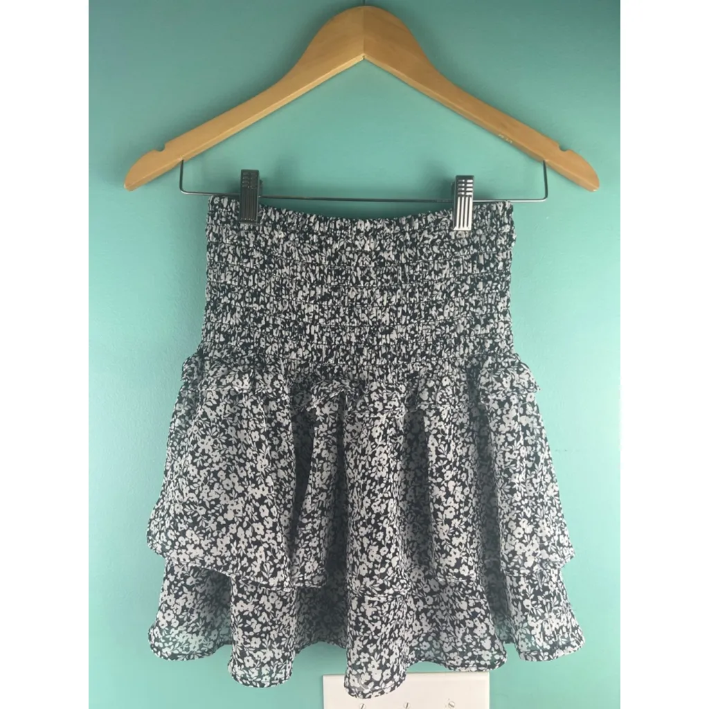 Women's Sienna Sky Black White Floral Smocked Ruffle Mini Skirt S - Image 7