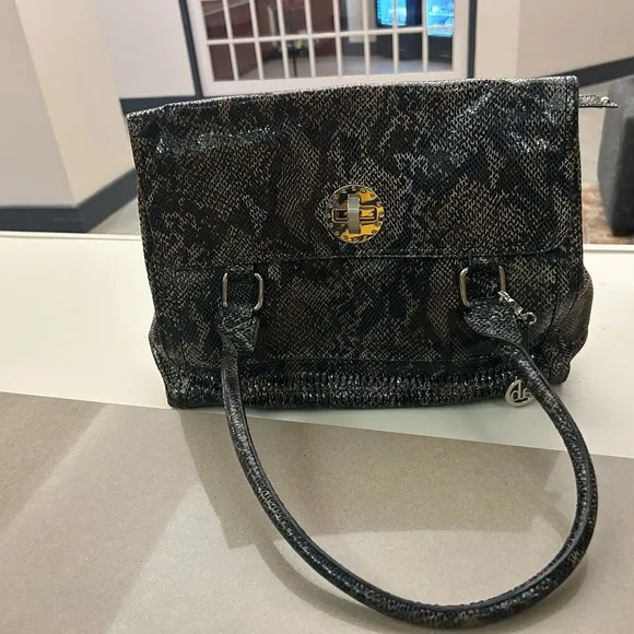 Bag Sleek Black Shoulder Bag with Modern Design Audrey Brooke-like new - Image 1