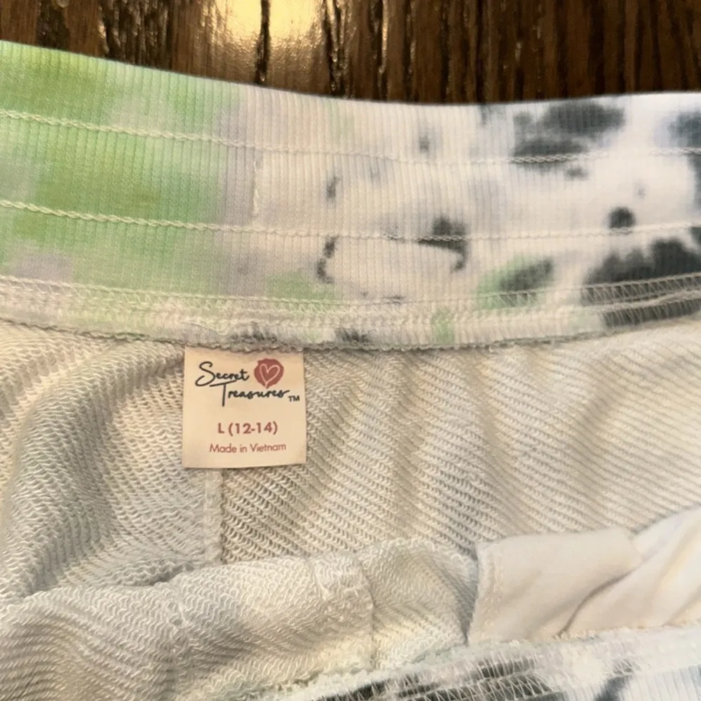 Secret Treasures tie dye Shorts with Drawstring Waist size large new with tags - Image 3