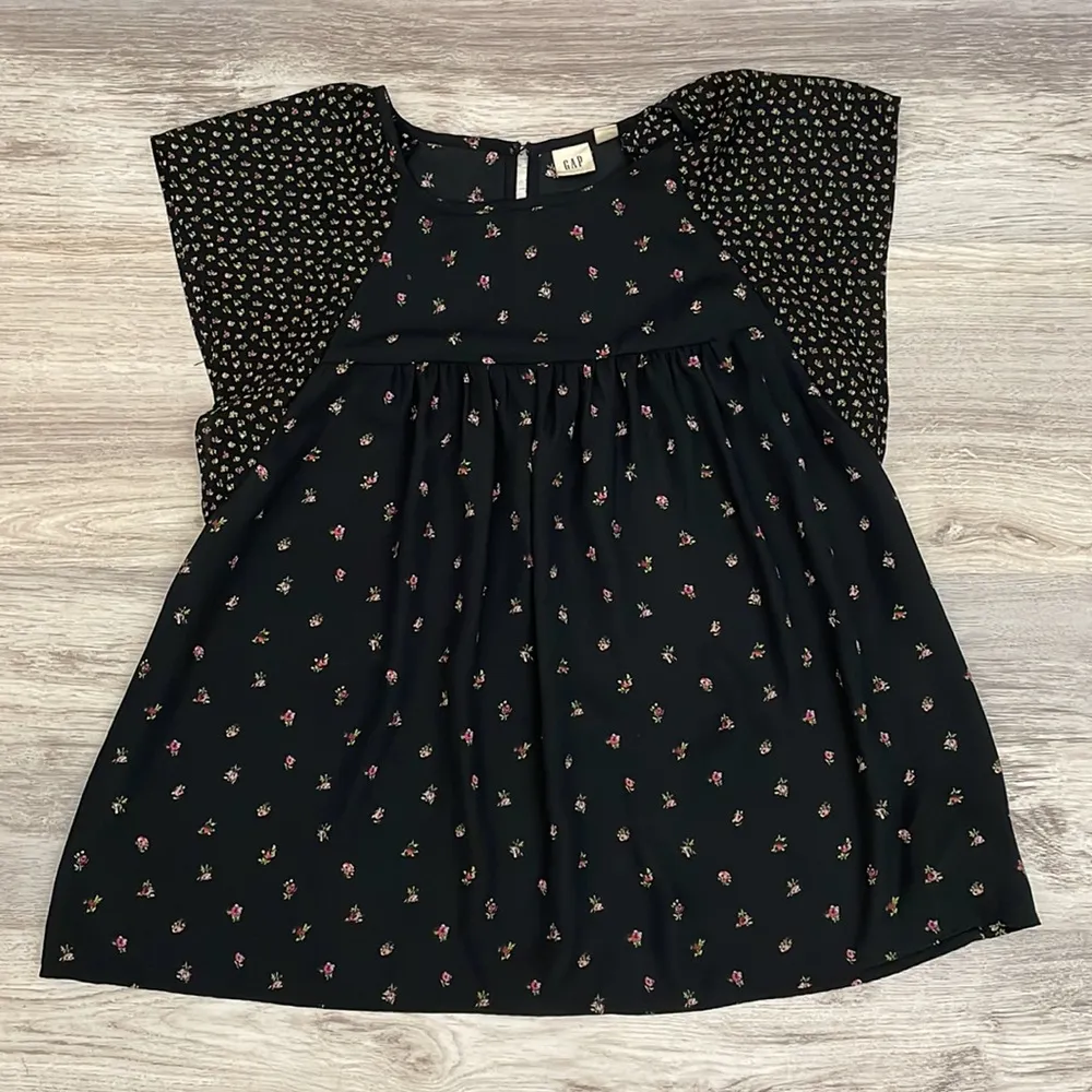 Black with Floral Print Sheer Short Sleeve Loose Fit Women's Blouse Size XSP - Image 4