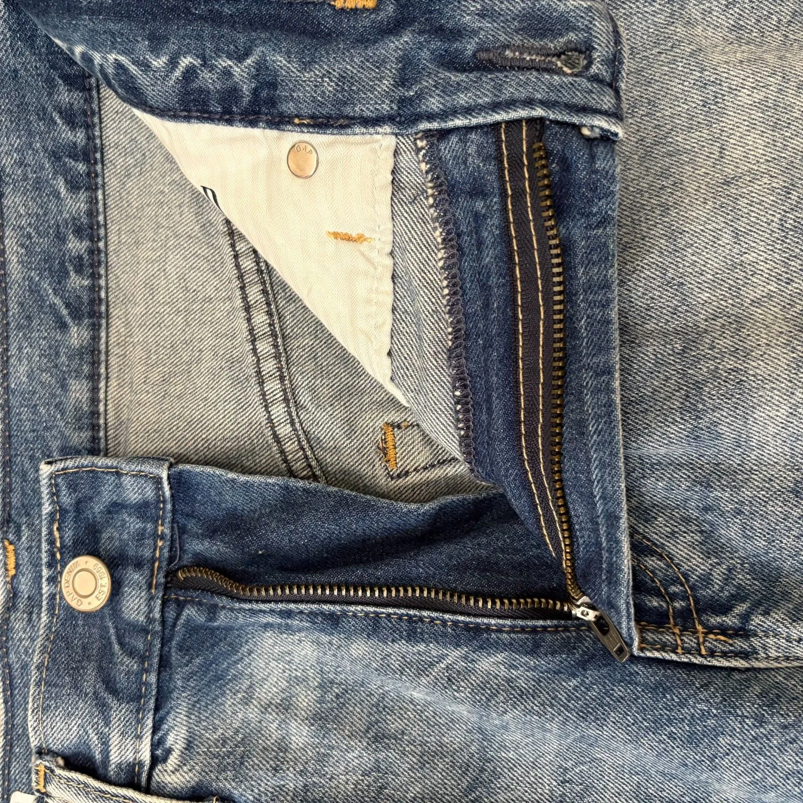 GAP Loose Bermuda Mid Rise Denim Shorts Medium Wash Raw Hem Grunge Size 25 Waist - Image 3