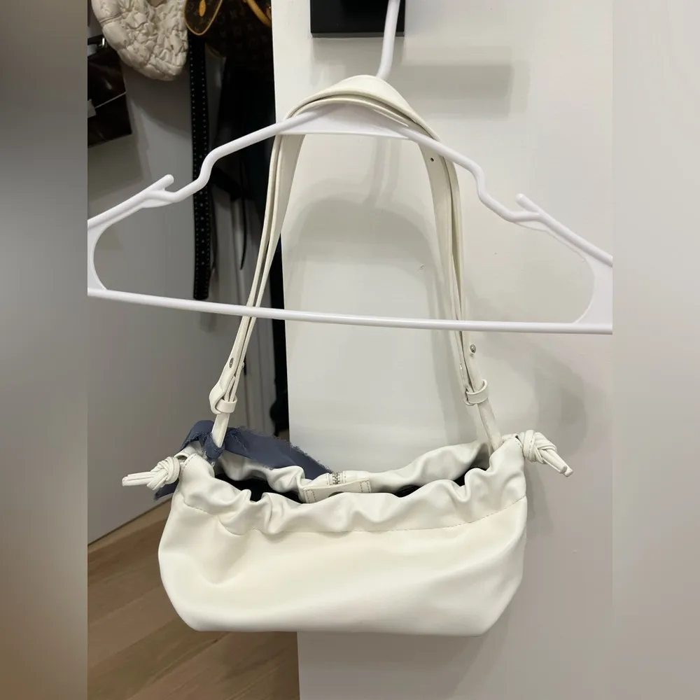 Revolve White Zipper Bag - Image 3