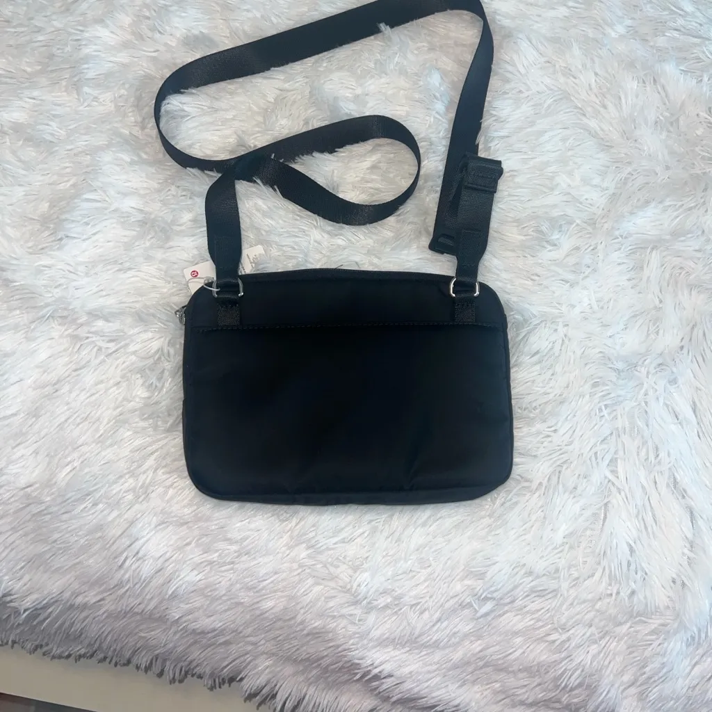 Lululemon Athletica Curved Lines Crossbody Bag
Black - Image 8