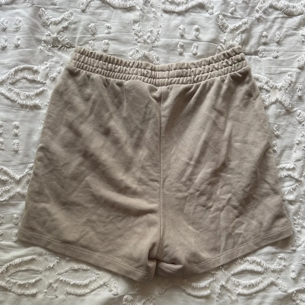 XS H&M TAN CREAM SHORTS - Image 3