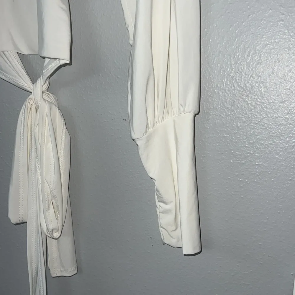 long sleeve white crop top with cutout Size M - Image 3