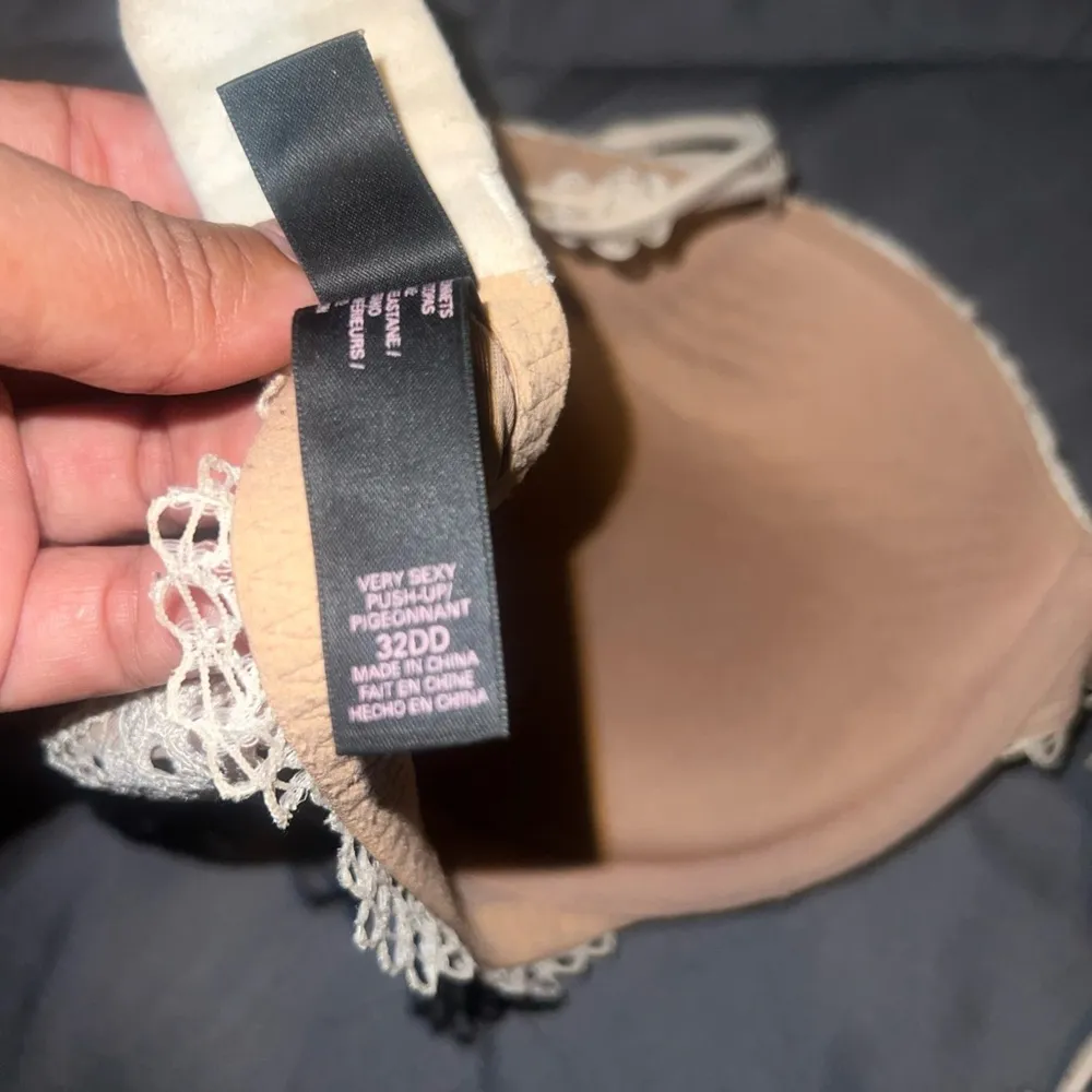 Victoria's Secret  Gorgeous Cream Lace crochet Very Sexy Pushup Bra 32DD - Image 9