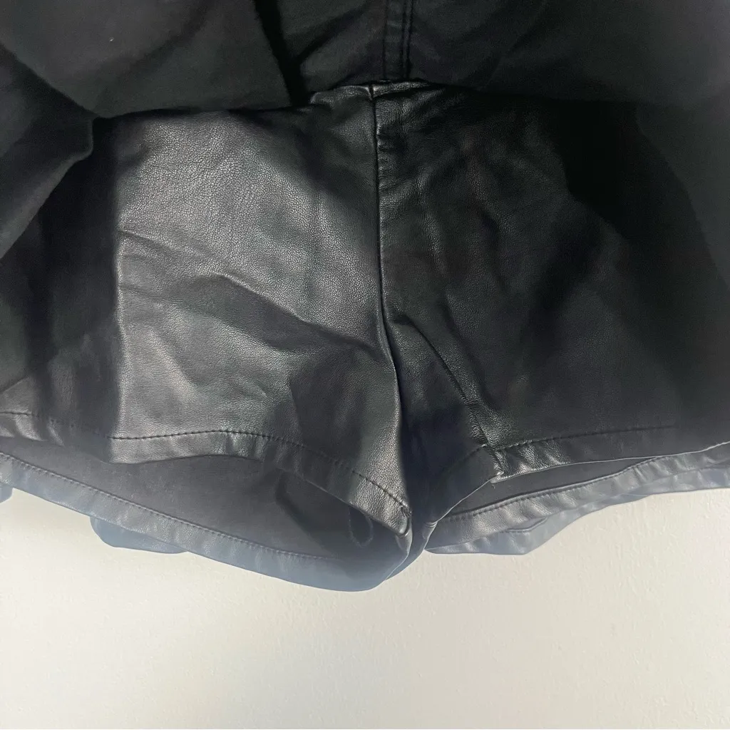 FREE PEOPLE BLACK VEGAN FAUX LEATHER PLEATED MICRO MINI SKORT SKIRT SZ 10 - Image 5
