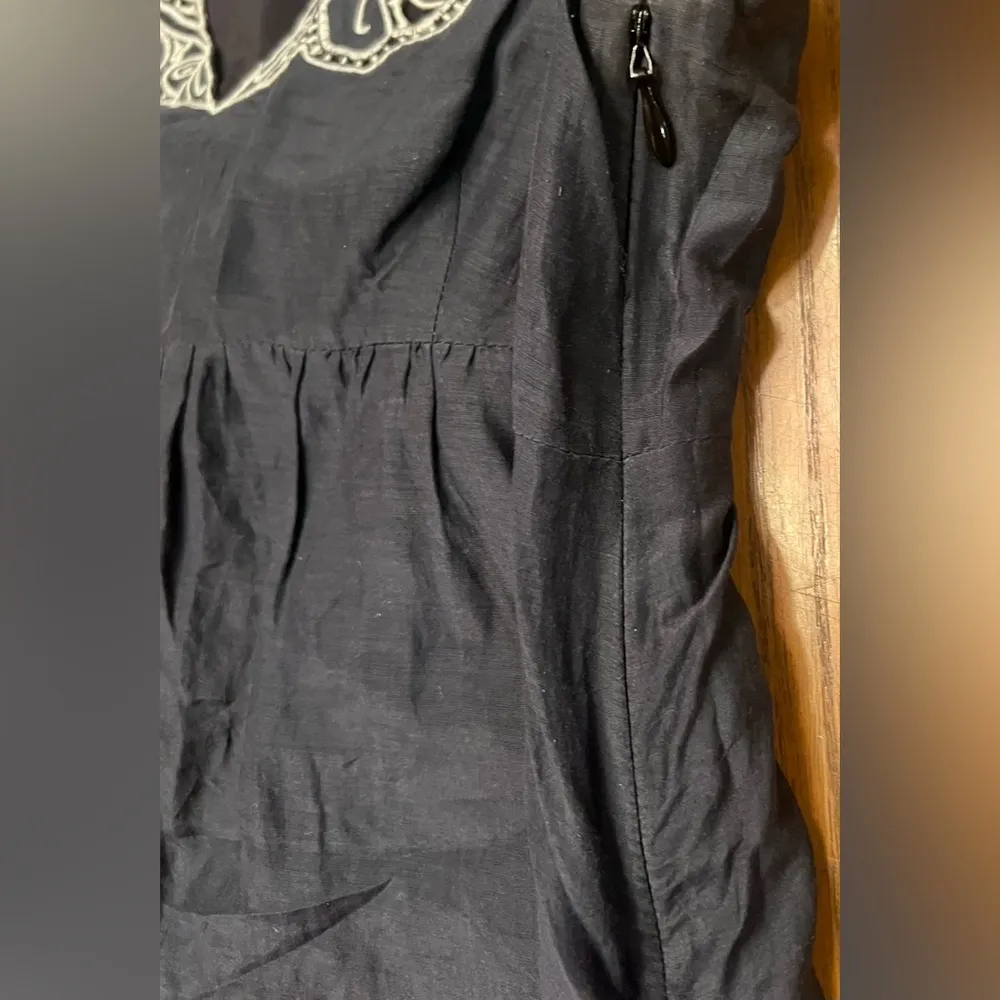 Banana Republic Black Embroidered Sleeveless V-Neck Silk Blouse Tunic Top Size 4 - Image 8