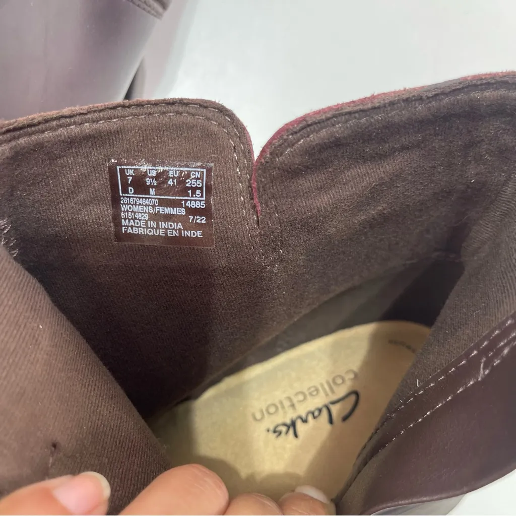 Clarks Women 9.5 Ankle Boots Burgundy Leather Comfort Booties Trim Boho Western - Image 4