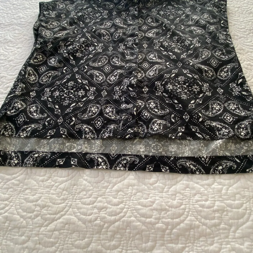 Black and White Paisley Print High Low Cap Sleeve Button Up Shirt Size Large - Image 10