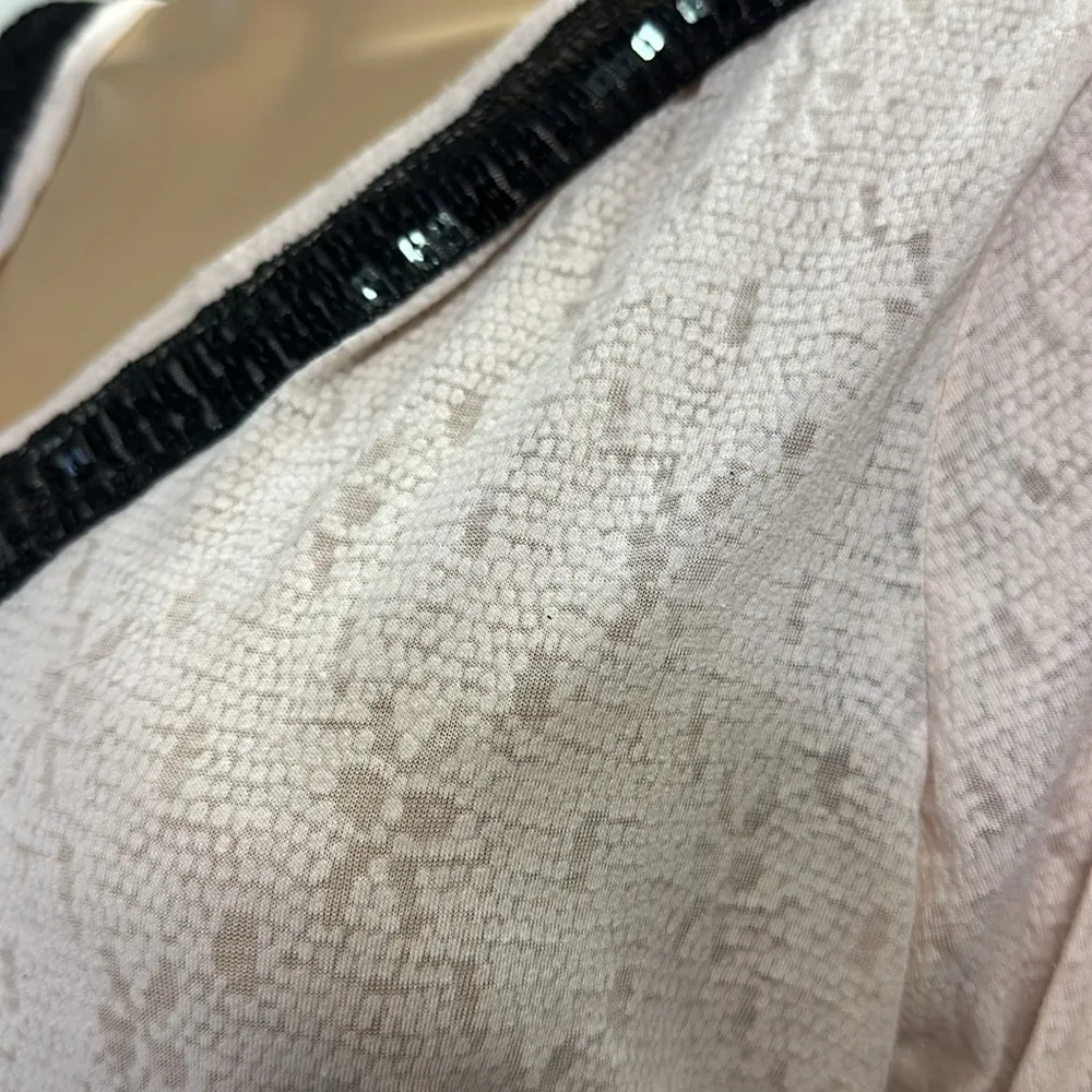 Seven7 Logo Long Sleeve Sequin Kangaroo Pocket Lightweight Tee Hooded Shirt XL - Image 7