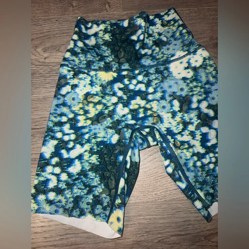 Offline By Aerie Trippy Retro High Waist Biker Shorts XS Blue - Image 3
