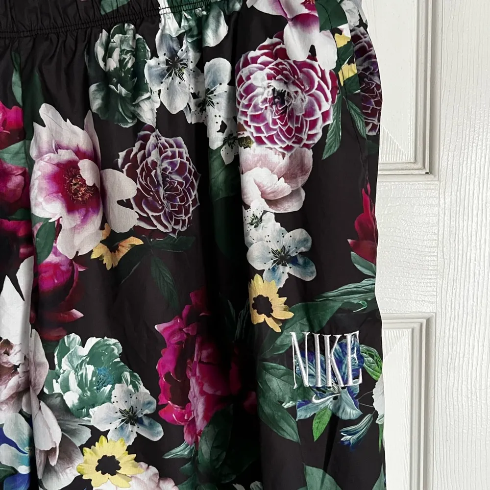 Nike women’s plus size floral windbreaker pants 1X - Image 4