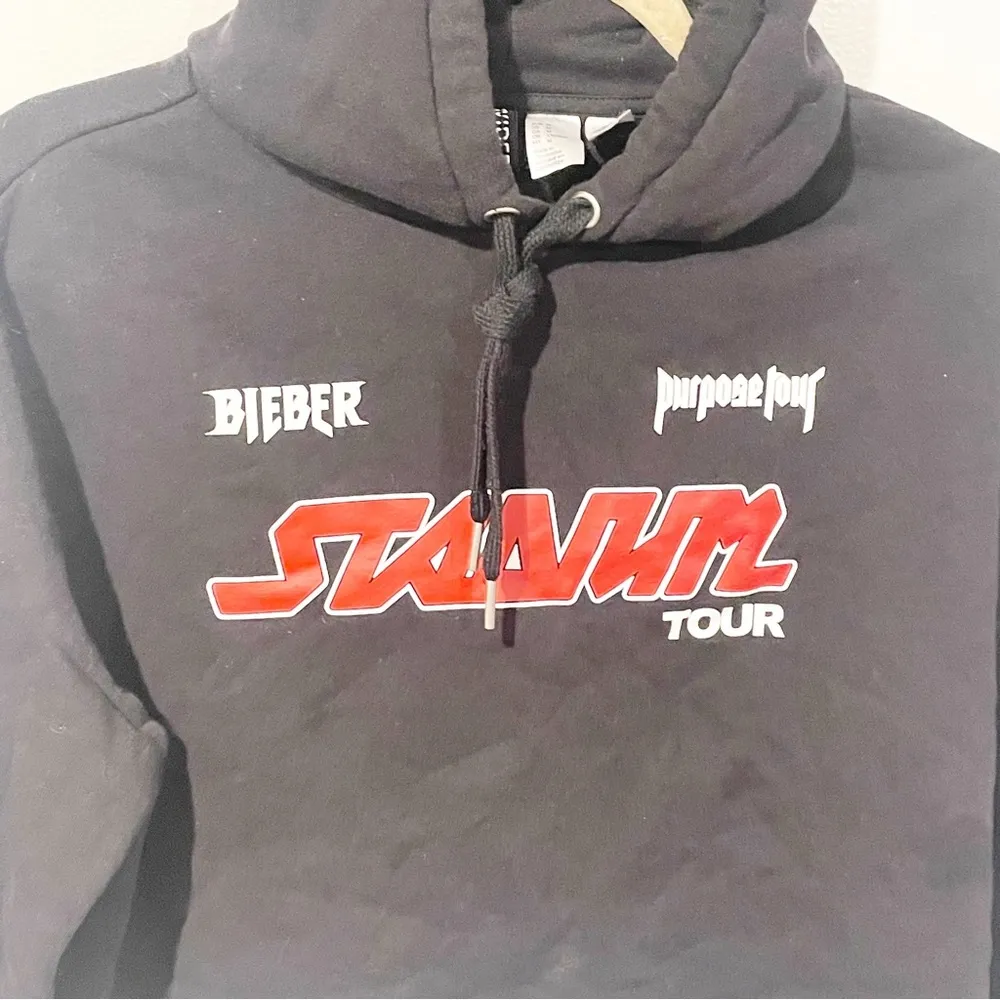 H&M Divided Size Medium Justin Bieber Stadium Purpose Tour Black Cropped Hoodie - Image 2