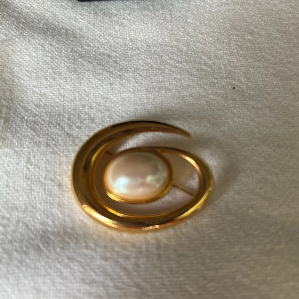 Vintage MONET Faux White Pearl Cabochon With Gold Tone Swirl Brooch - Image 3