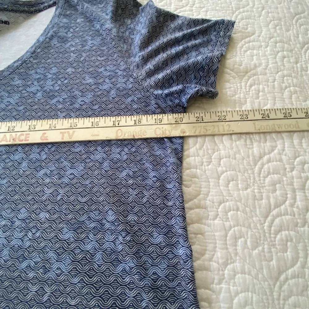 Lands' End Blue Boxy Short Sleeve T-Shirt Shades of Blue Wavy Print Size Small - Image 7