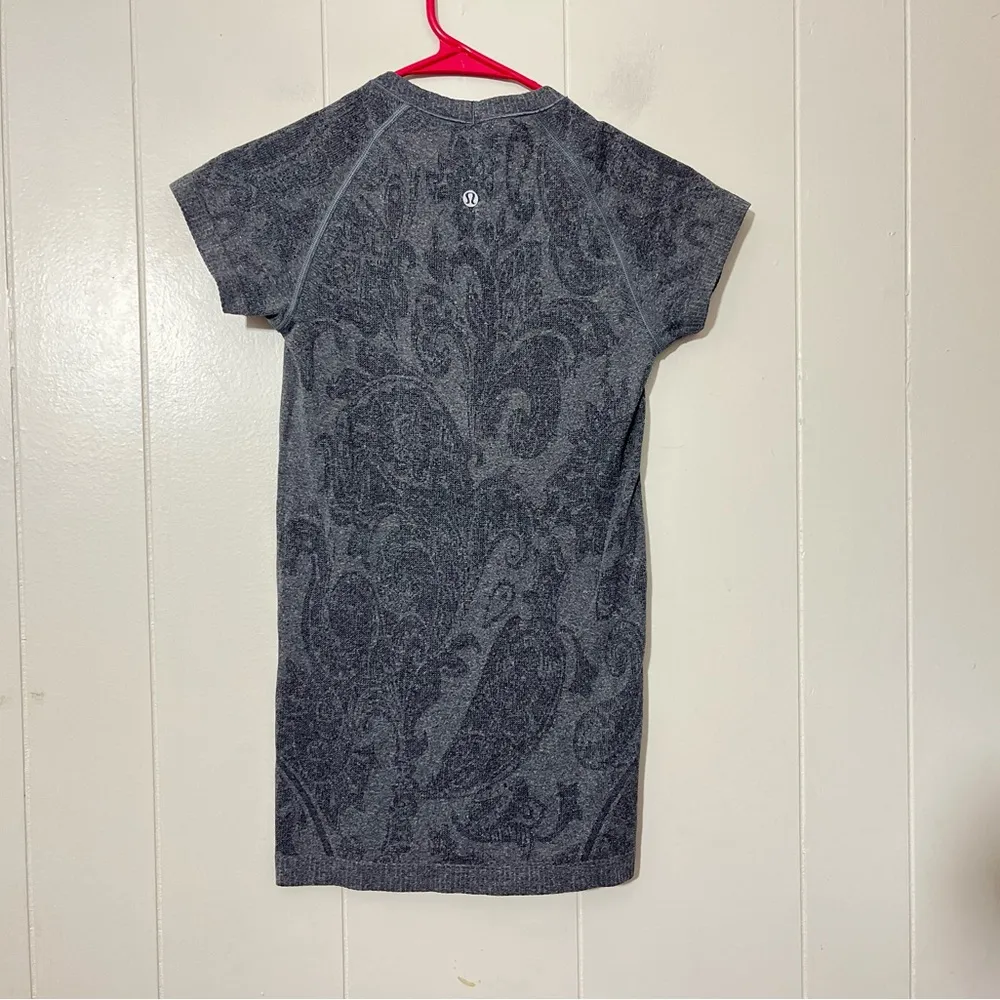 Lululemon  Run Swiftly Tech Short Sleeve Paisley Heathered Black Size 4 - Image 5