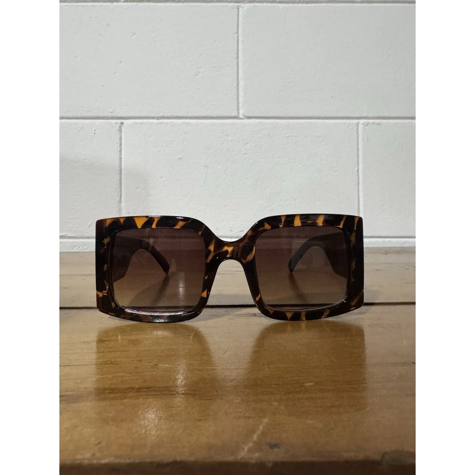 Martha Stewart Tortoise Shell Oversized Square Sunglasses Brown Lens - Image 2