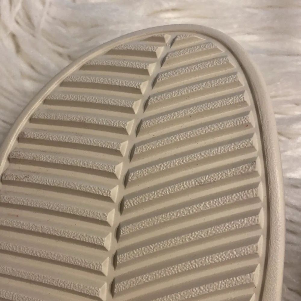 CROCS GLITTER FLIP SIZE W9 BRAND NEW COLOR GOLD SEE ALL PHOTOS - Image 6