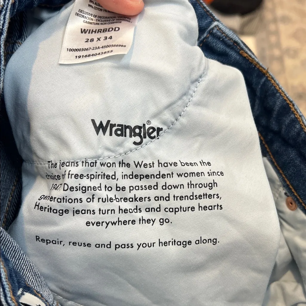 Wrangler Women's Classic Blue Flare Jeans size 28x34. In perfect condition! - Image 12