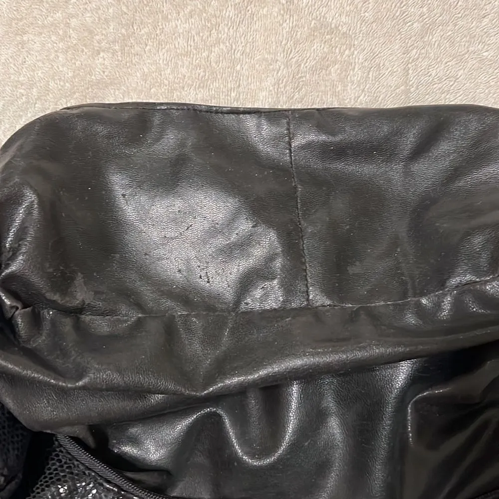 Fabulous preloved handbag 4 outside pockets adjustable strap 1 inside pocket GUC Black - Image 11