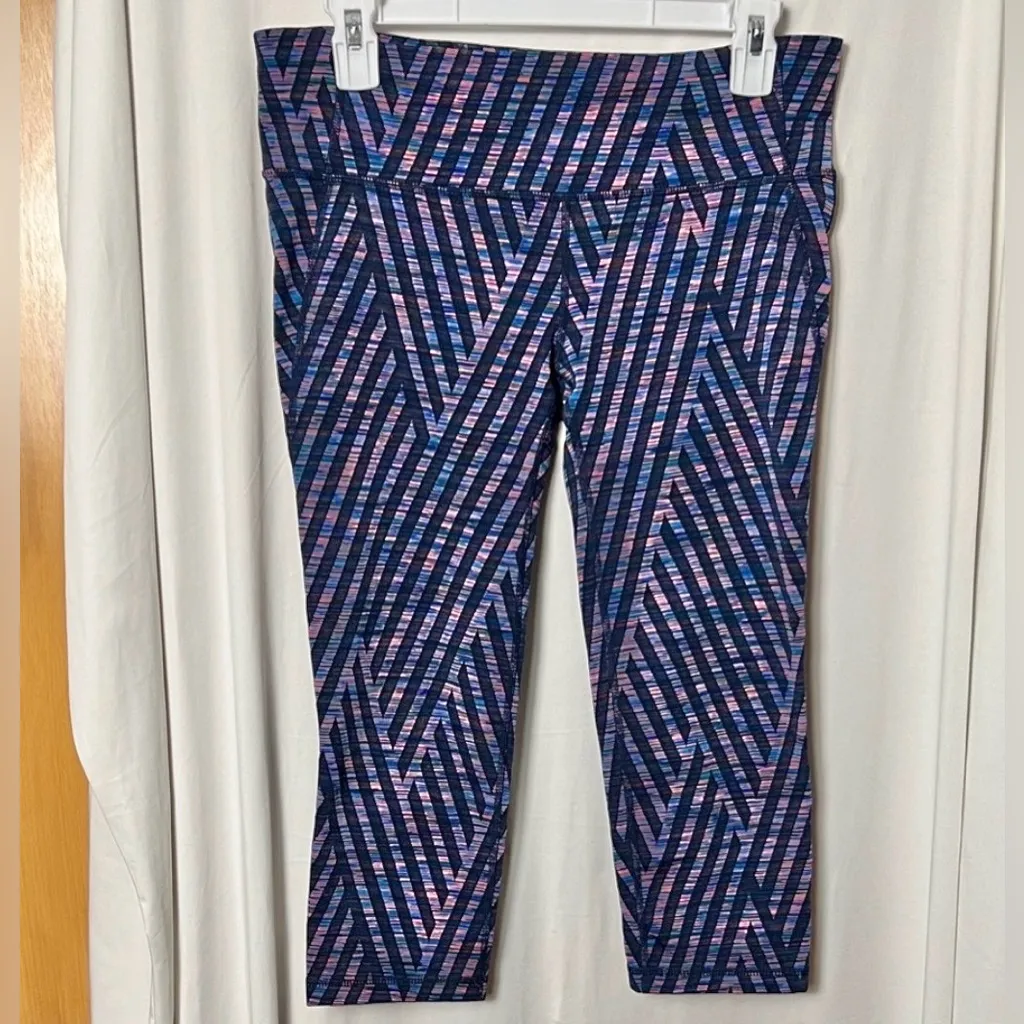 GapFit gFast Pink Multi Stripe Spacedye Jacquard Capri Size Medium - Image 3