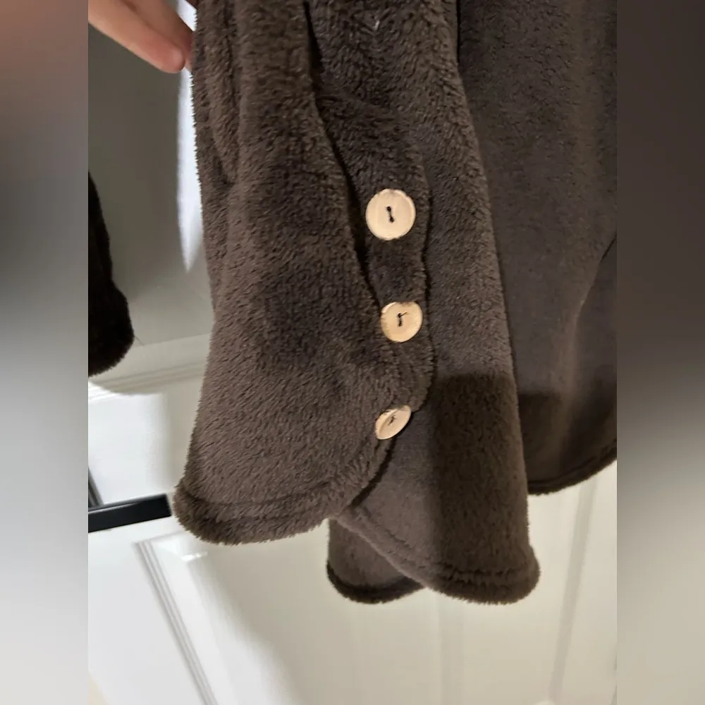 Misslook brown fuzzy house coat with hood pockets button up sz small - Image 4