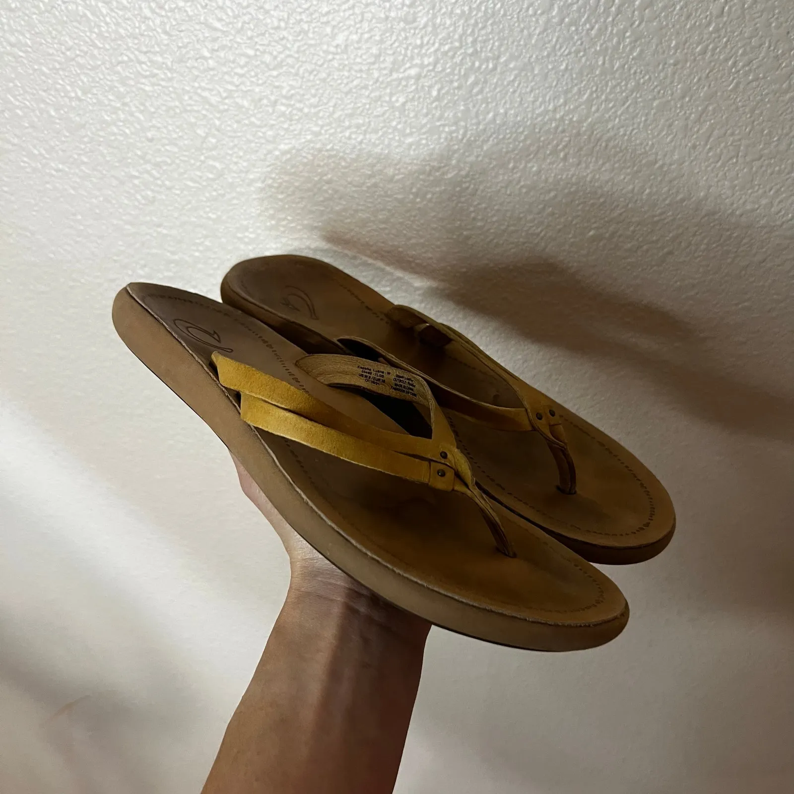 OluKai Kapehe Luana tan leather flip flop sandals WOMENS 8 - Image 2