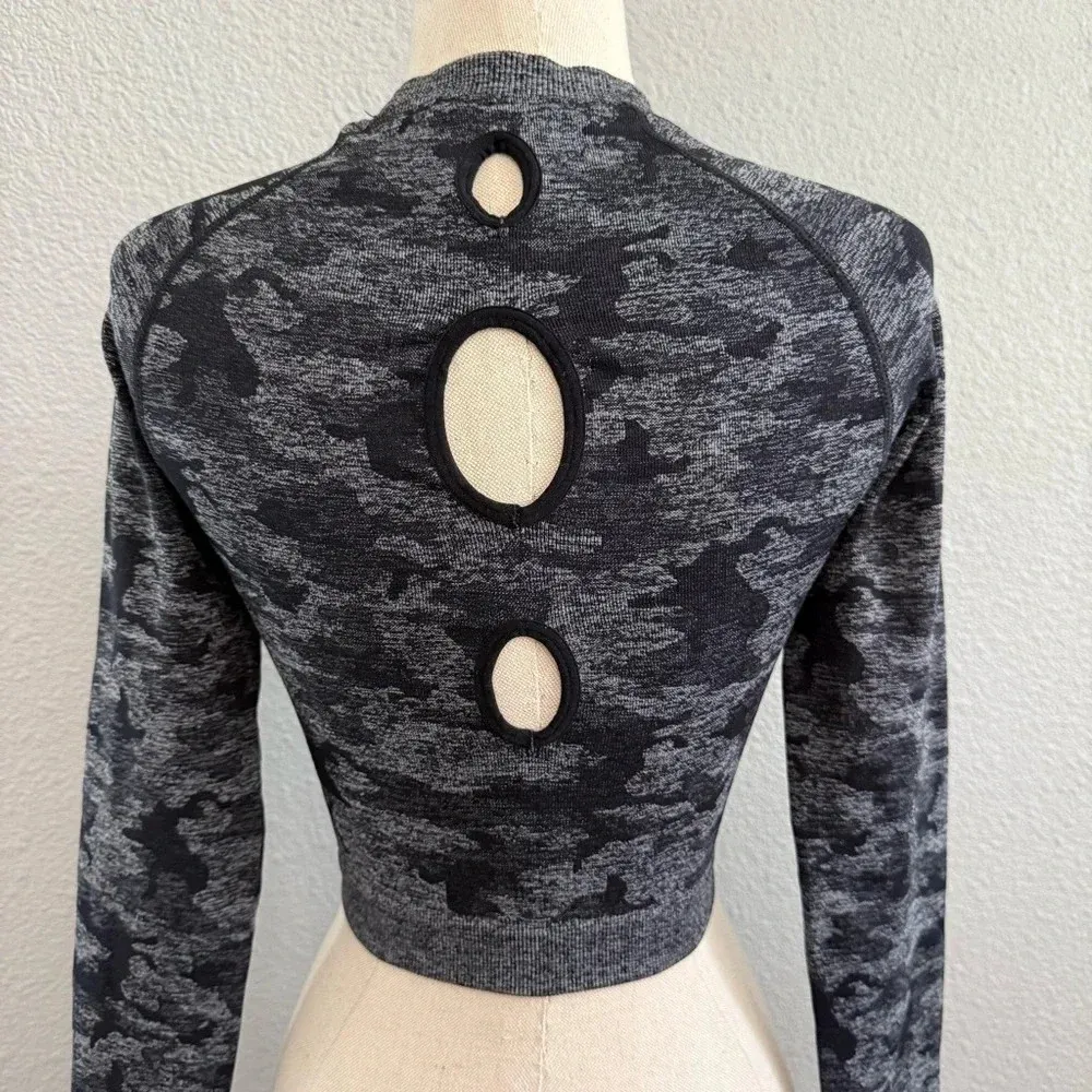 Gymshark Adapt Crop Top Size Small‎ Camo Long Sleeve - Image 2