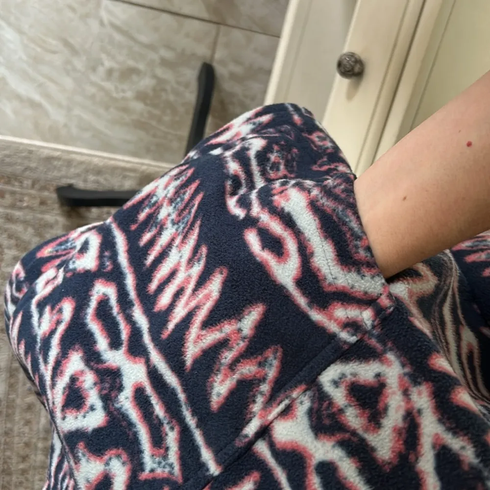 Billabong navy polar fleece hoodie adventure pull over boho tribal printed L​ - Image 4