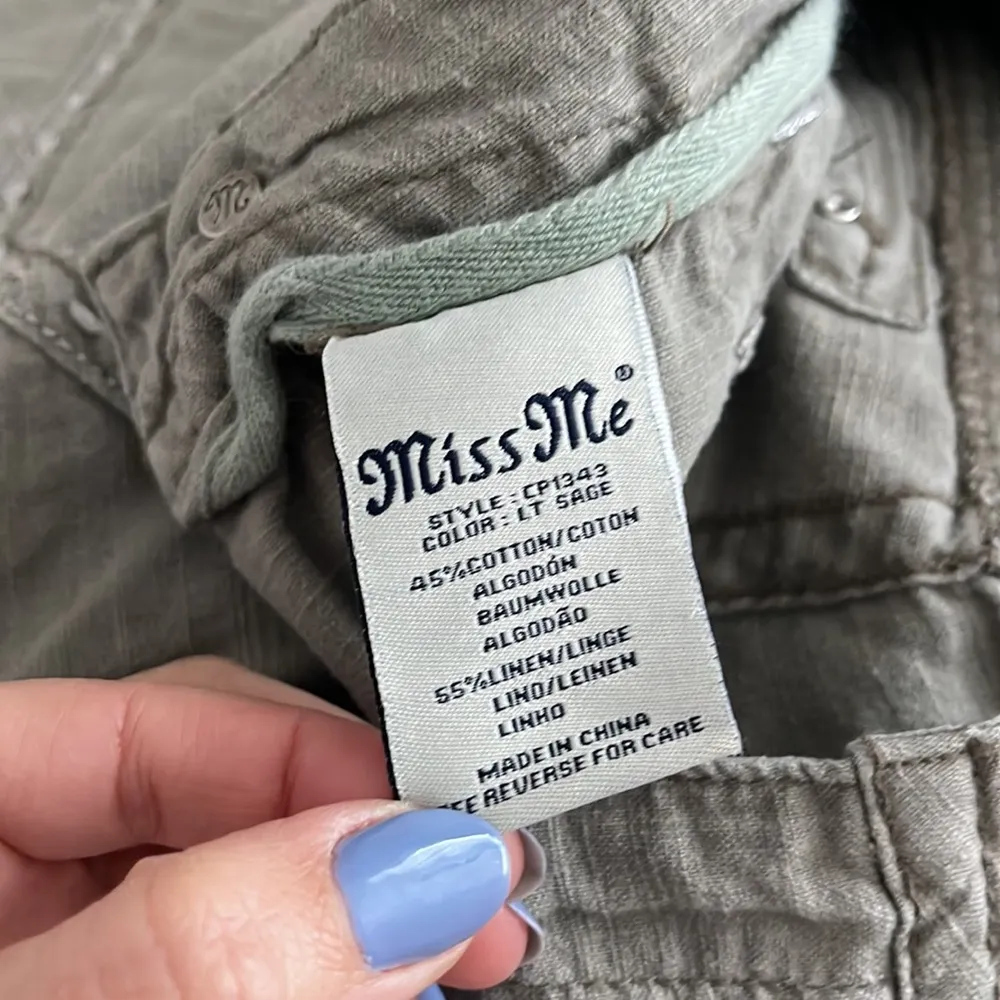 Miss Me Women's Size 28 CP1343 Linen Blend Capri Sequin LT Sage color pants. - Image 4