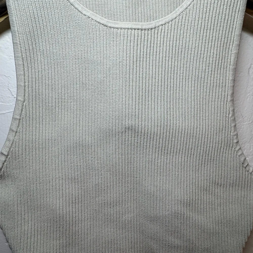 ARITZIA BABATON SCULPT KNIT MUSCLE TANK CROP TOP WHITE SMALL RIBBED EUC - Image 3