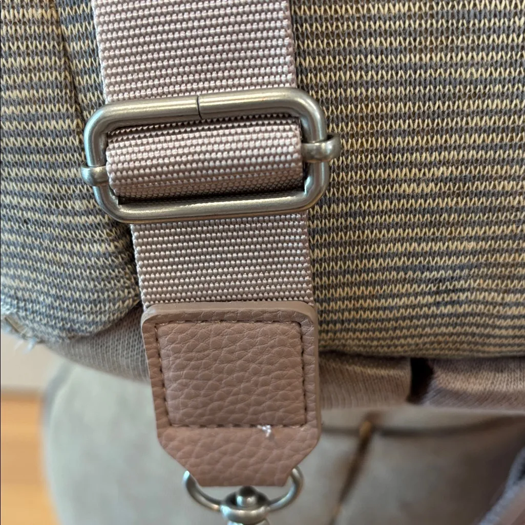 Baggallini Light pink mauve modern quilted nylon crossbody convertible RFID Bag - Image 5