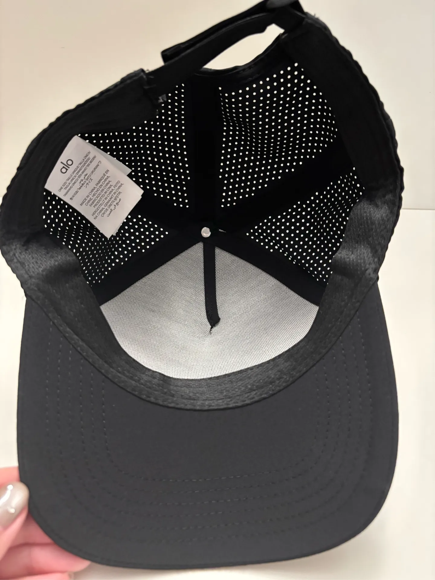 Alo Yoga Performance Black Hat - Image 4