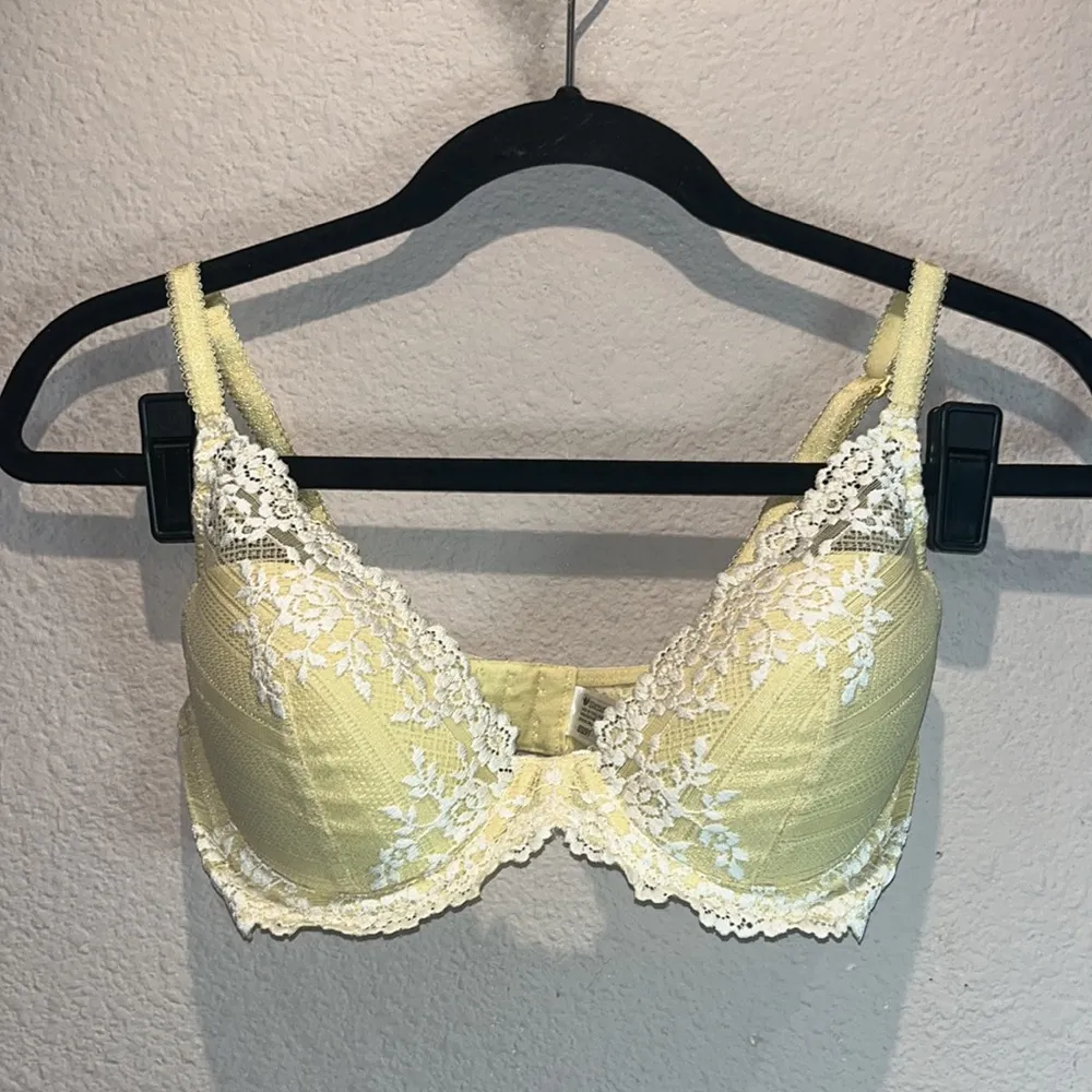 Wacoal Woman’s Yellow Embrace Lace Plunge Bra Convertible back Size 32D - Image 2